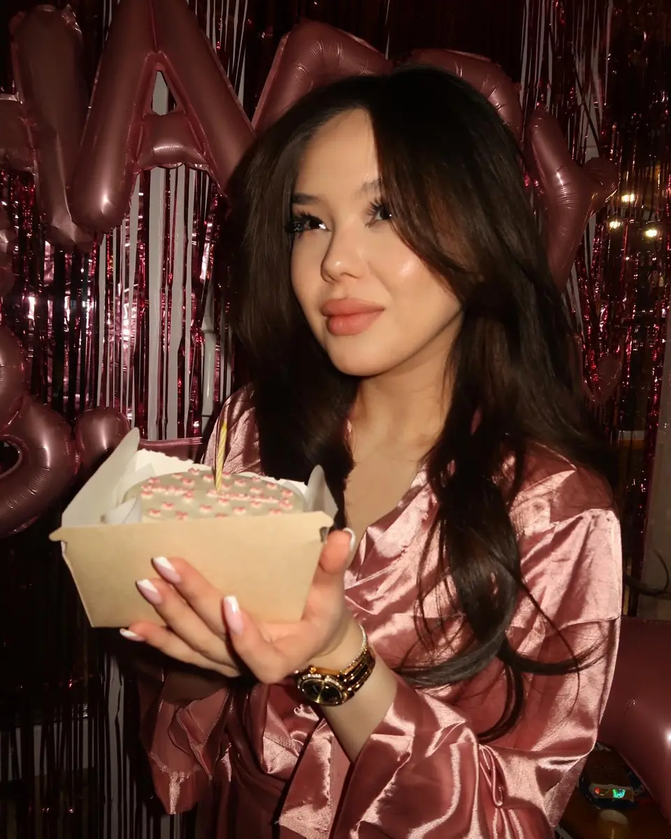 Aygerim 香港的应召女郎