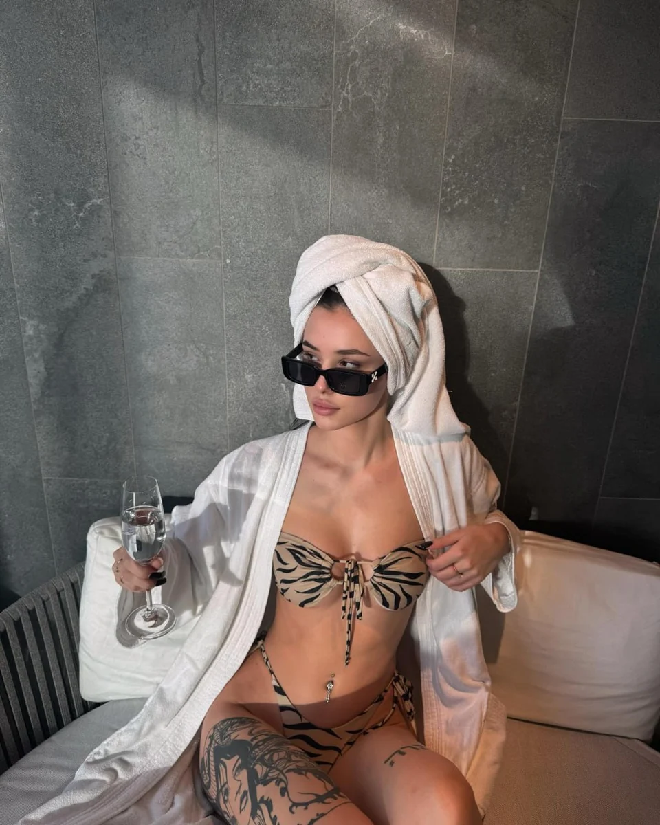 德尔菲娜 香港的应召女郎