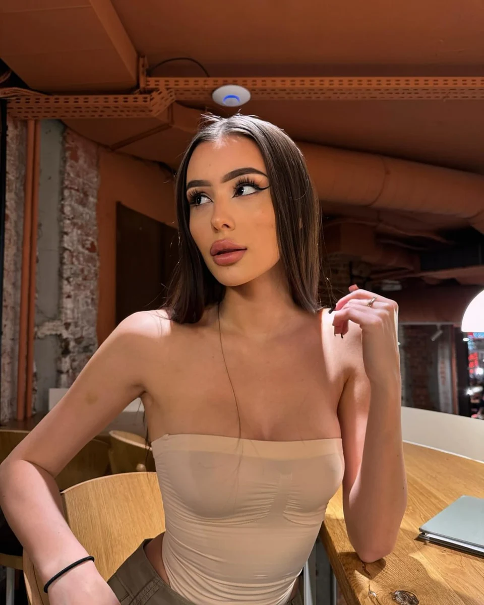 德尔菲娜 香港的应召女郎